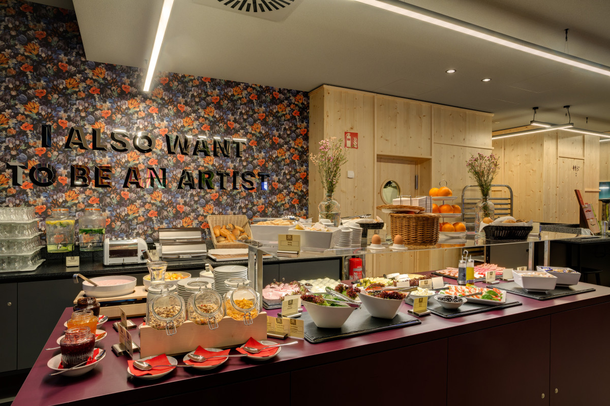 Breakfast room MEININGER Hotel Leipzig Central Station