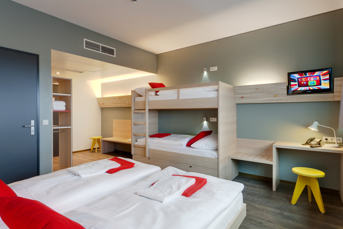 Multi-bed MEININGER Hotel Berlin Airport