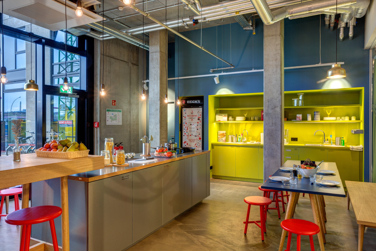 Guest kitchen MEININGER Hotel Berlin East Side Gallery