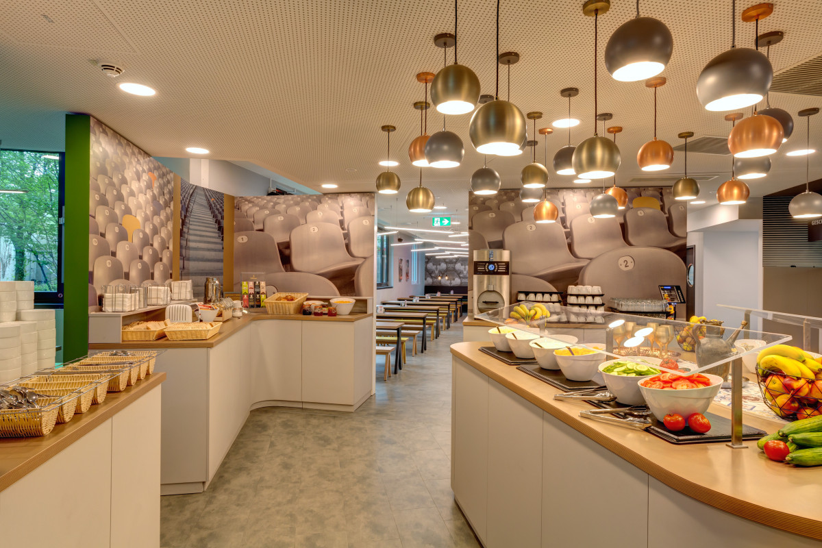 Breakfast room MEININGER Hotel Munich Olympiapark