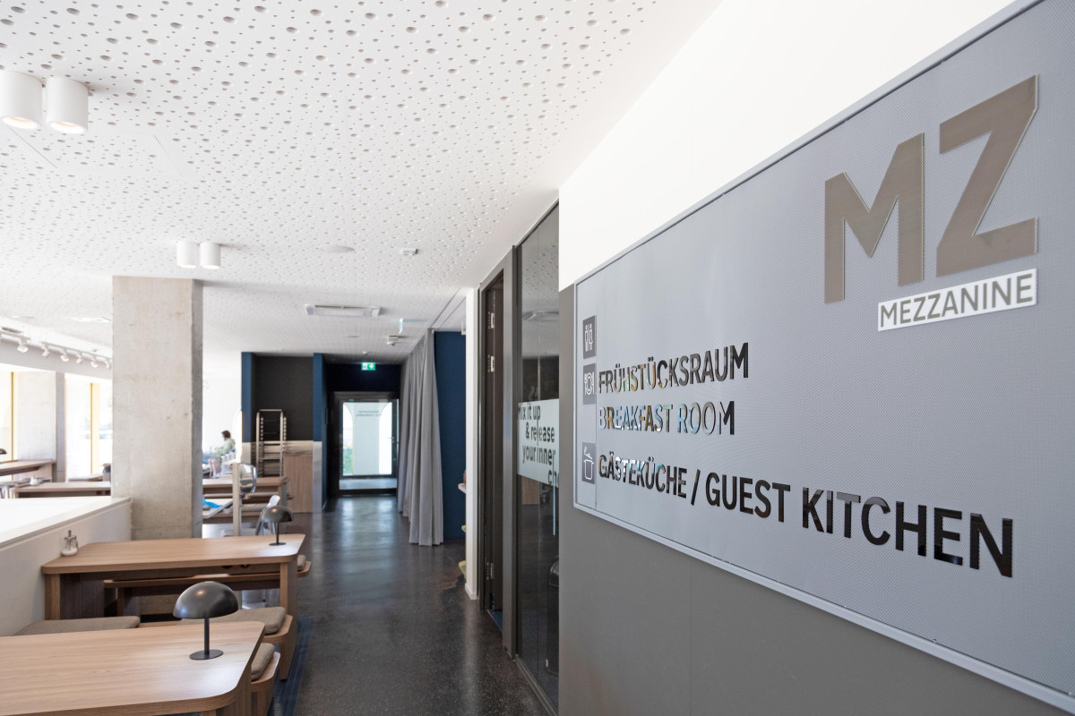 Breakfast room MEININGER Hotel Bremen Hauptbahnhof