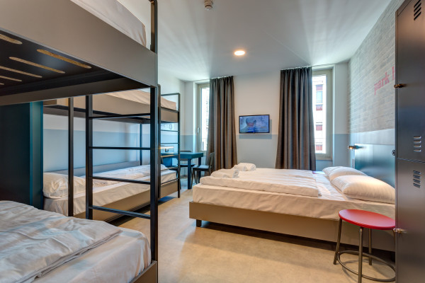 6-bed room