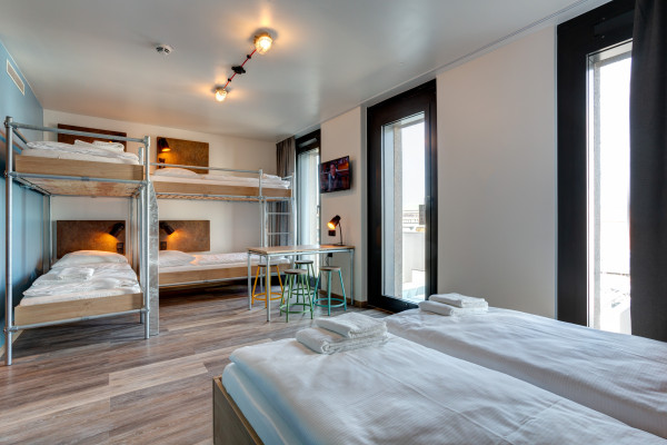 6-bed room